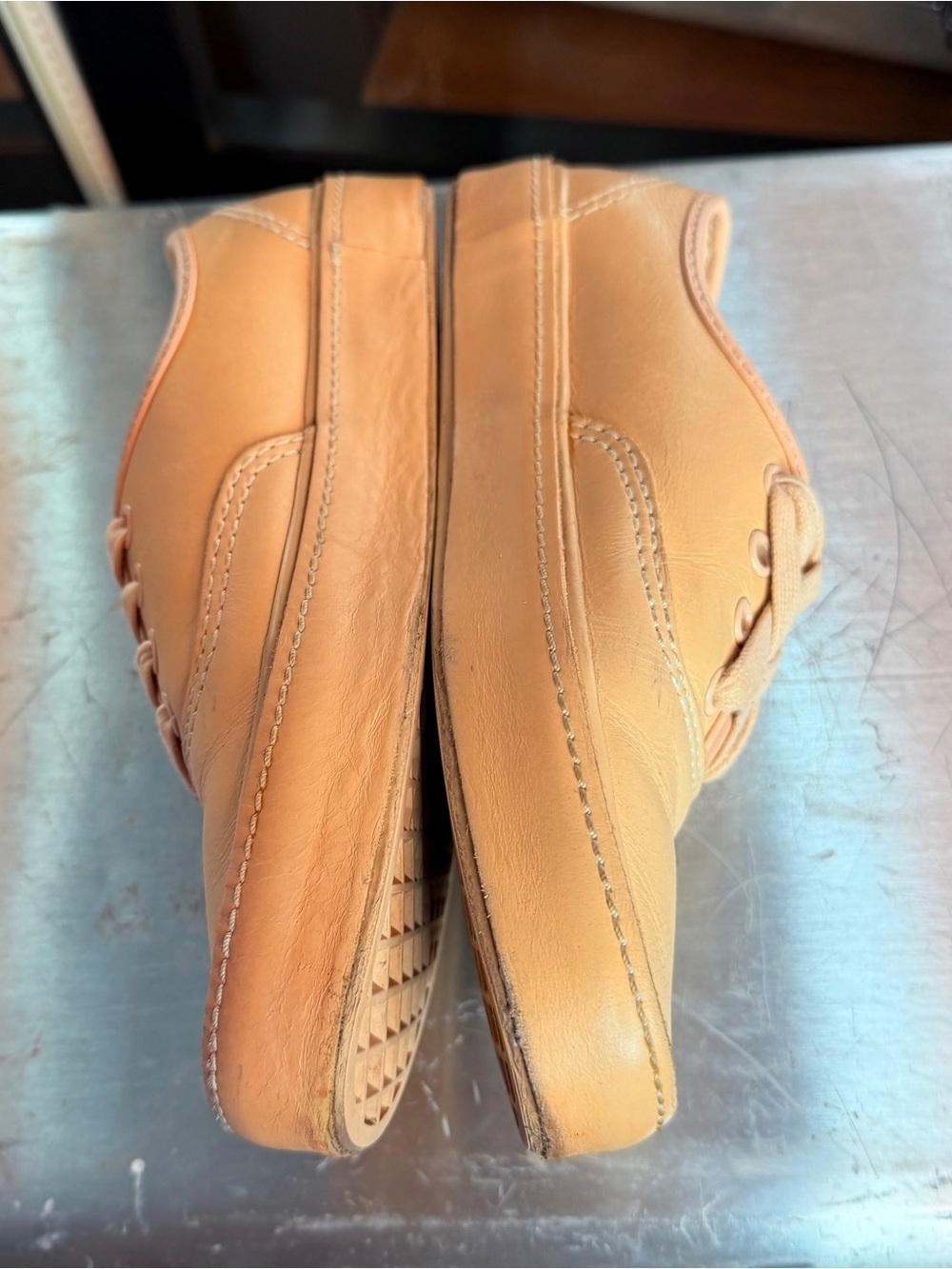 /Mens SZ 5.5 Low-Top Leather Sneakers in Peach - Picture 5 of 13